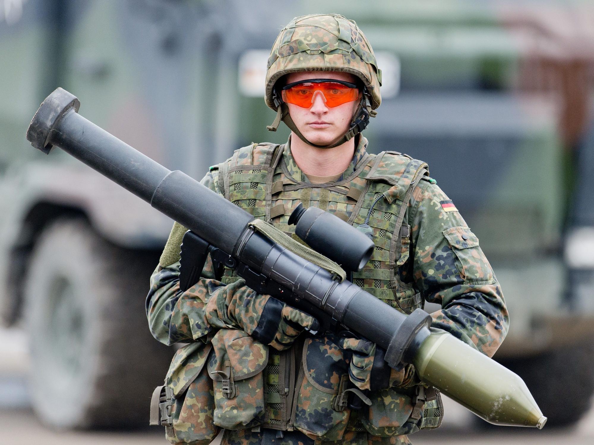 Ein Soldat hält auf dem Truppenübungsplatz Munster (Niedersachsen) in unserem Archivbild (2016) eine Panzerfaust in der Hand. Ein Bericht aus Brüssel hat gravierende Mängel in den europäischen Armeen aufgezeigt.