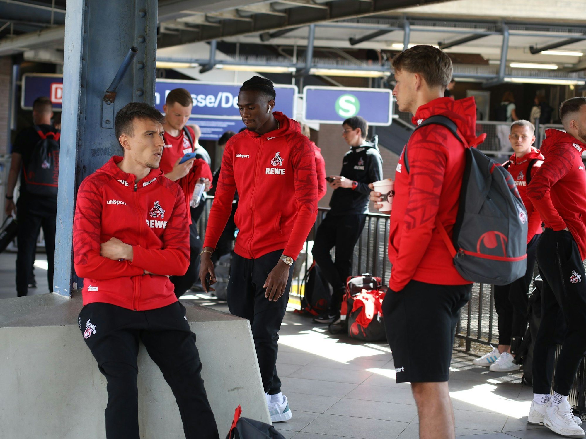Der 1. FC Köln vor der Abfahrt nach Stuttgart.
