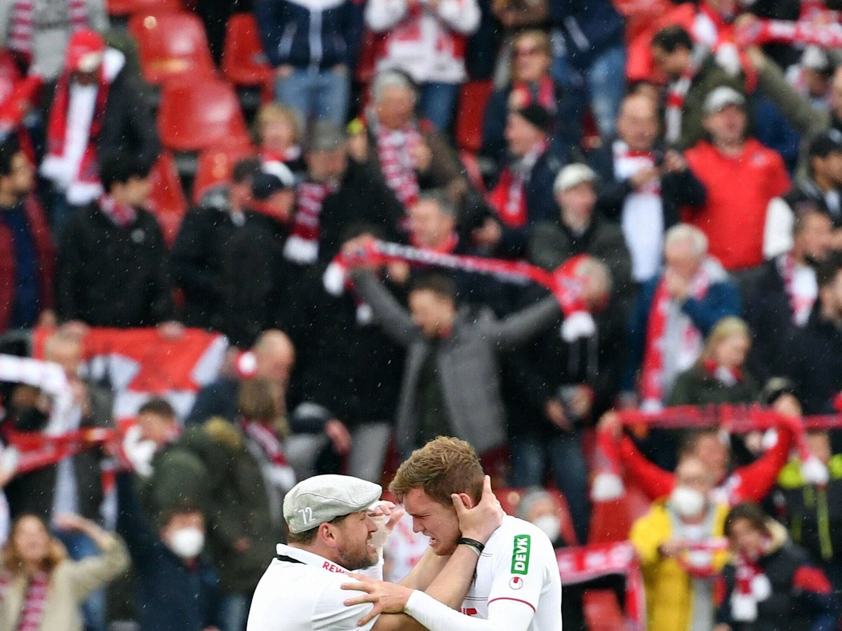 Steffen Baumgart und Luca Kilian liegen sich in den Armen.