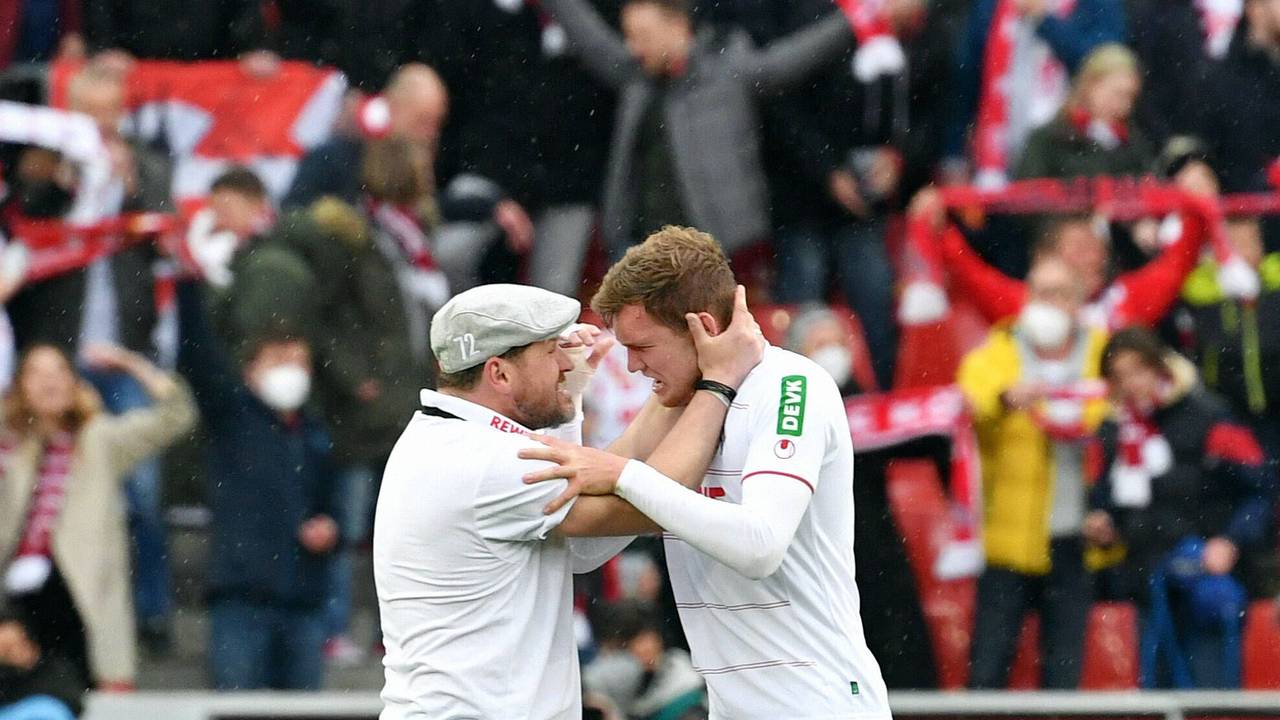 Steffen Baumgart und Luca Kilian liegen sich in den Armen.
