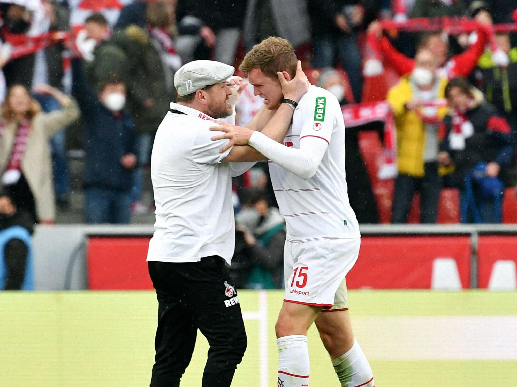 Steffen Baumgart und Luca Kilian liegen sich in den Armen.