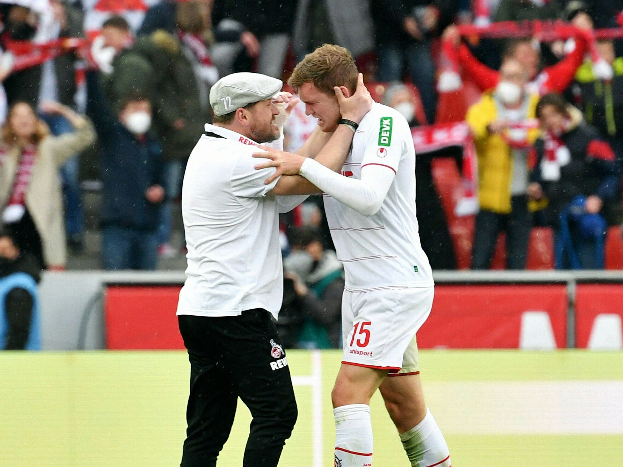Steffen Baumgart und Luca Kilian liegen sich in den Armen.
