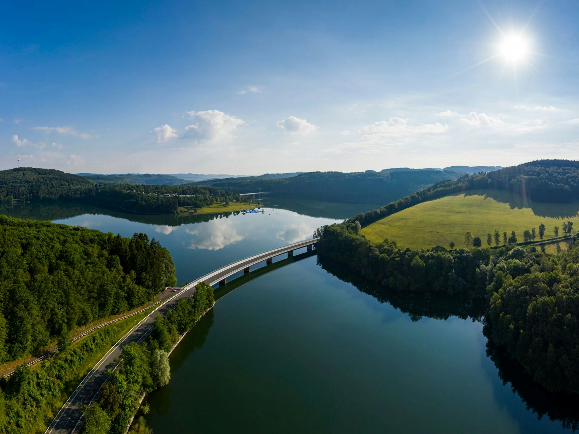 Der Biggesee gehört zu den größten Badeseen in NRW.