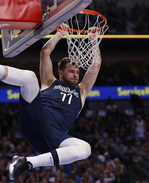 Luka Doncic, Superstar der Dallas Mavericks, hängt in Spiel 6 der Playoff-Serie gegen die Phoenix Suns am 12. Mai 2022 am Basketball-Korb.