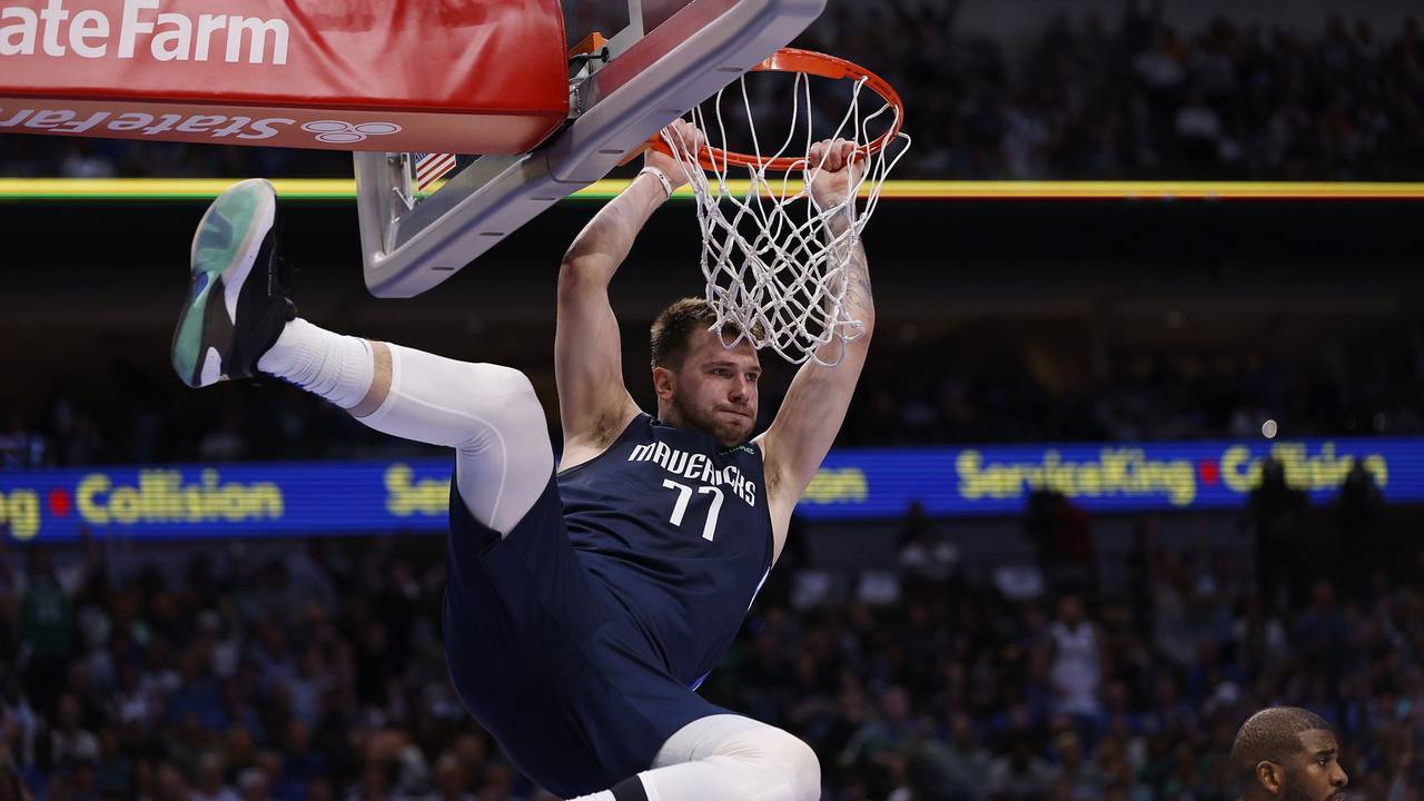 Luka Doncic, Superstar der Dallas Mavericks, hängt in Spiel 6 der Playoff-Serie gegen die Phoenix Suns am 12. Mai 2022 am Basketball-Korb.