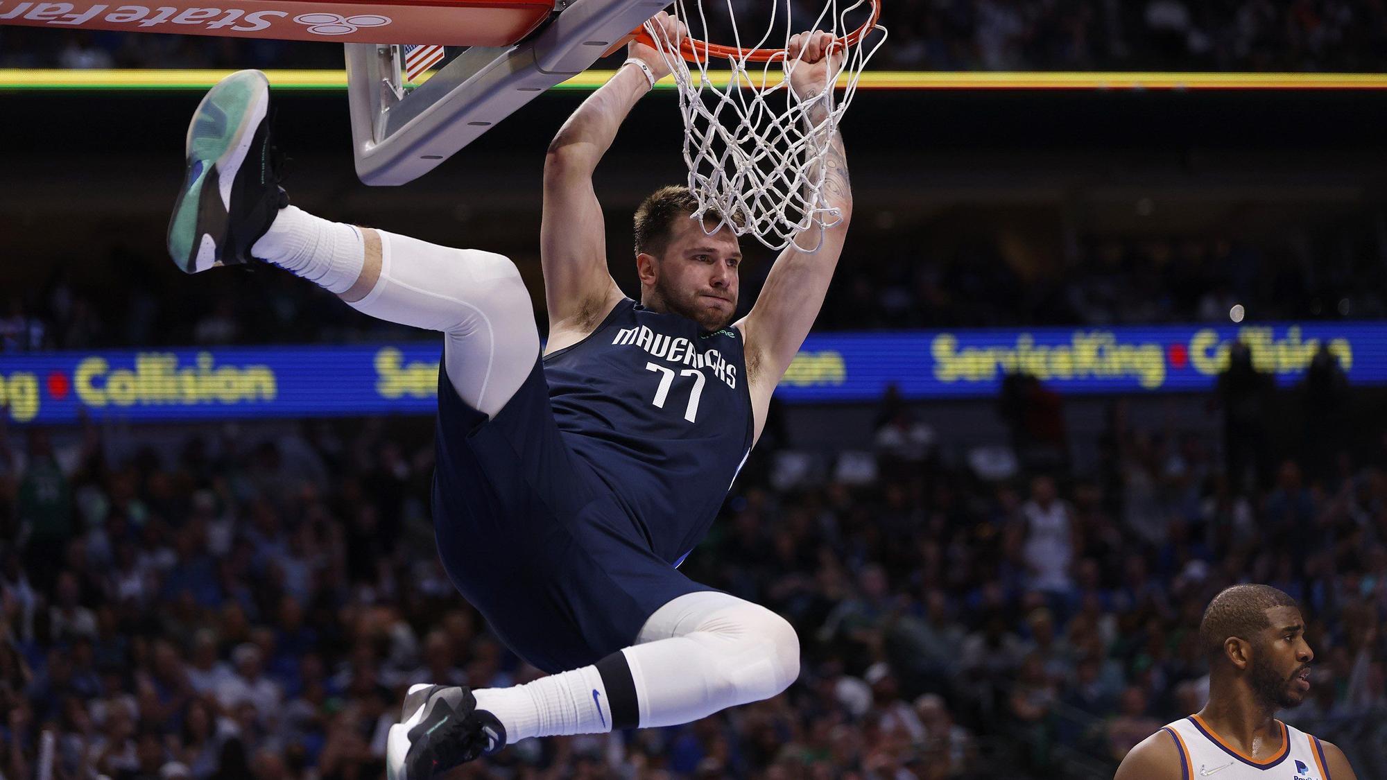Luka Doncic, Superstar der Dallas Mavericks, hängt in Spiel 6 der Playoff-Serie gegen die Phoenix Suns am 12. Mai 2022 am Basketball-Korb.