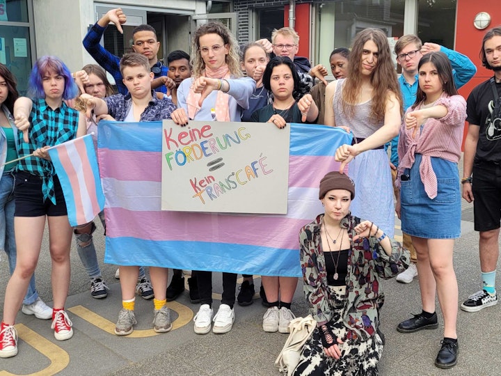 Daumen runter für diese Nachricht: Der Trans-Jugendtreff im anyway in Köln steht vor dem Aus.