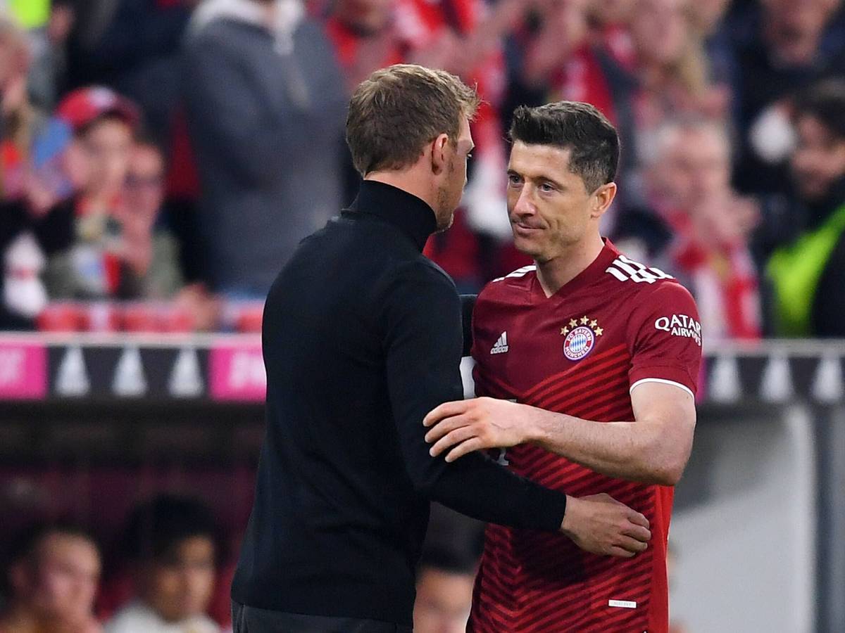 Julian Nagelsmann umarmt Robert Lewandowski.