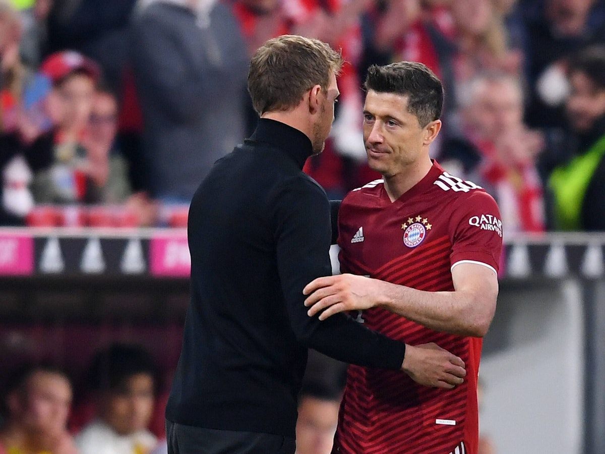 Julian Nagelsmann umarmt Robert Lewandowski.
