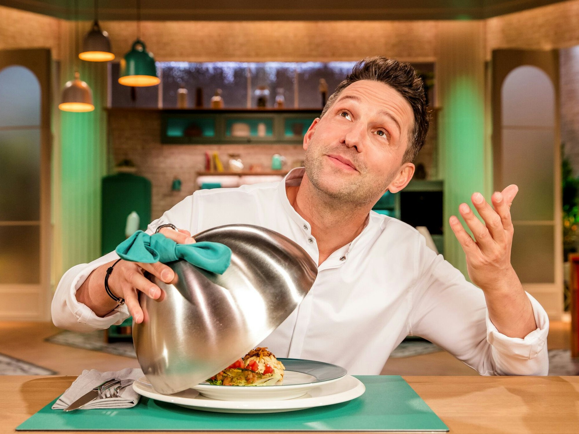 Alexander Kumptner übernimmt neue Kochshow „Doppelt kocht besser“ auf Sat.1