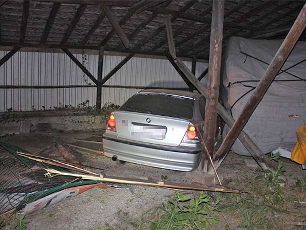 Unfall in Langenfeld nach Verfolgung mit der Polizei. Auto in einer Scheune.