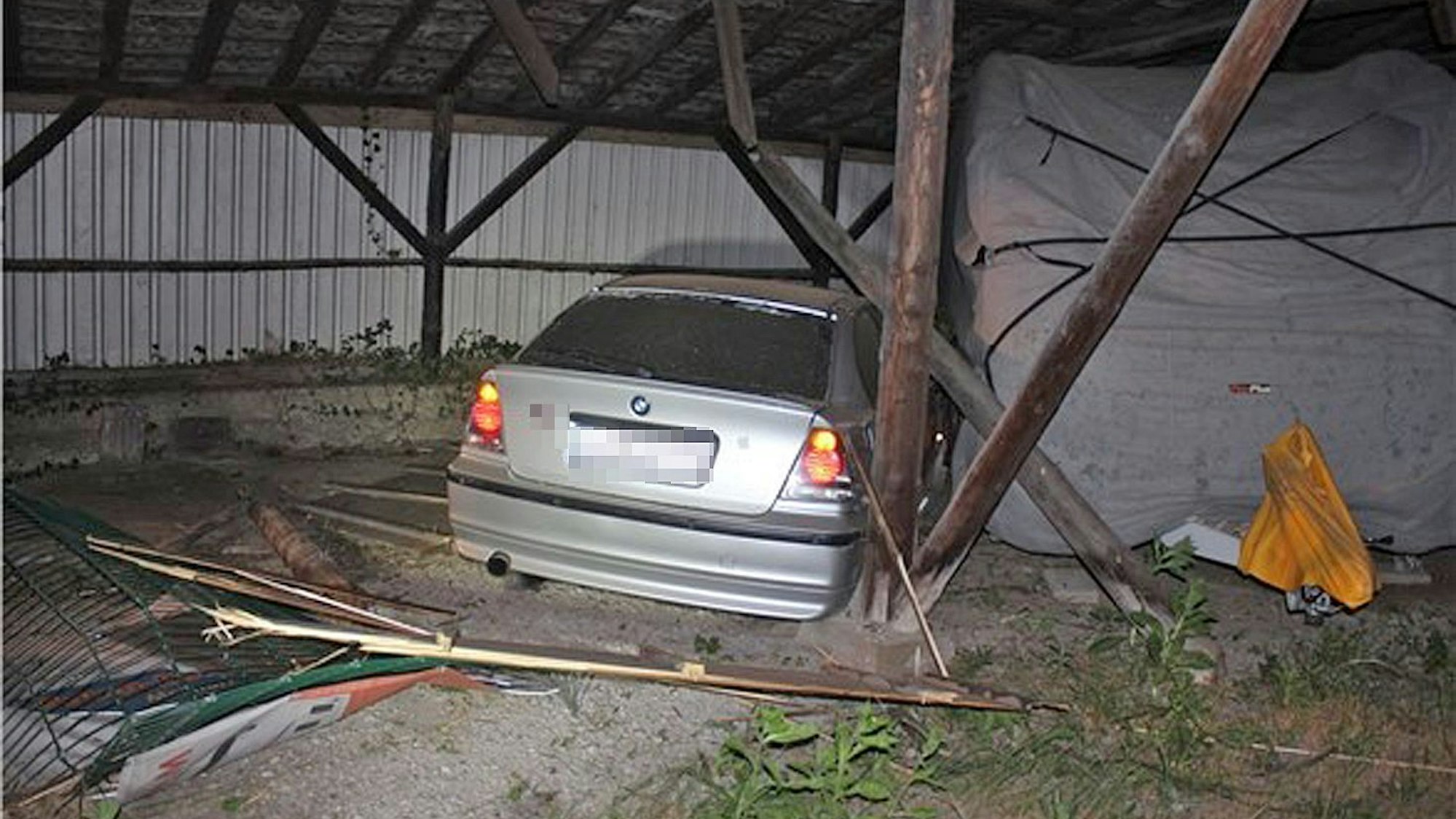 Unfall in Langenfeld nach Verfolgung mit der Polizei. Auto in einer Scheune.