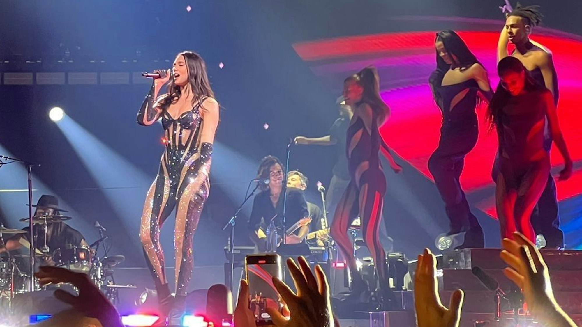 Dua Lipa auf der Bühne bei ihrem Konzert in Köln.