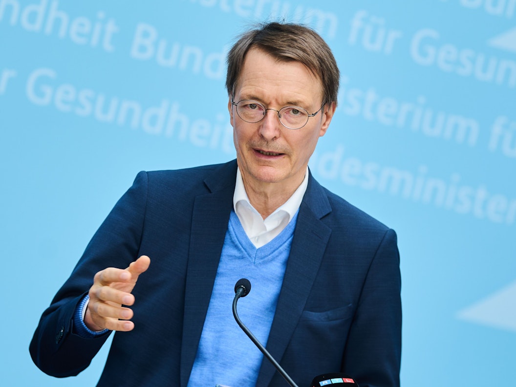 Karl Lauterbach (SPD), Bundesminister für Gesundheit, spricht während der Pressekonferenz am 2. Mai 2022 im Bundesministerium für Gesundheit.