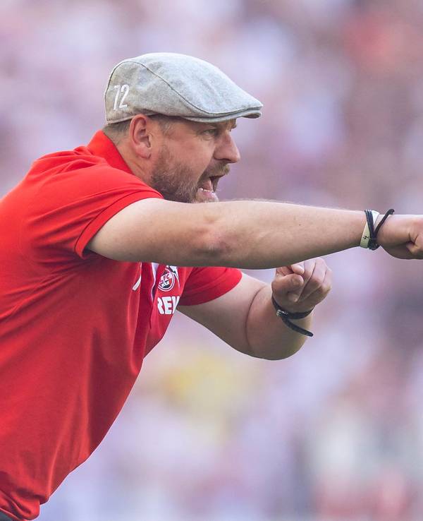 Steffen Baumgart coacht energisch an der Seitenlinie des 1. FC Köln.