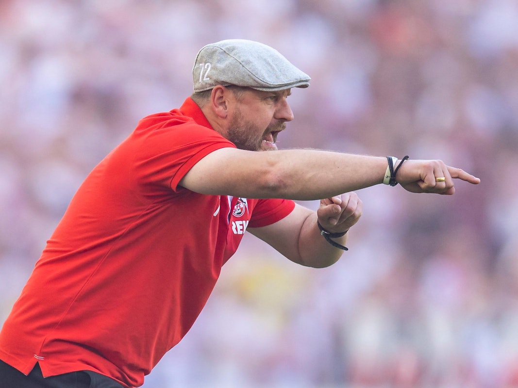 Steffen Baumgart coacht energisch an der Seitenlinie des 1. FC Köln.