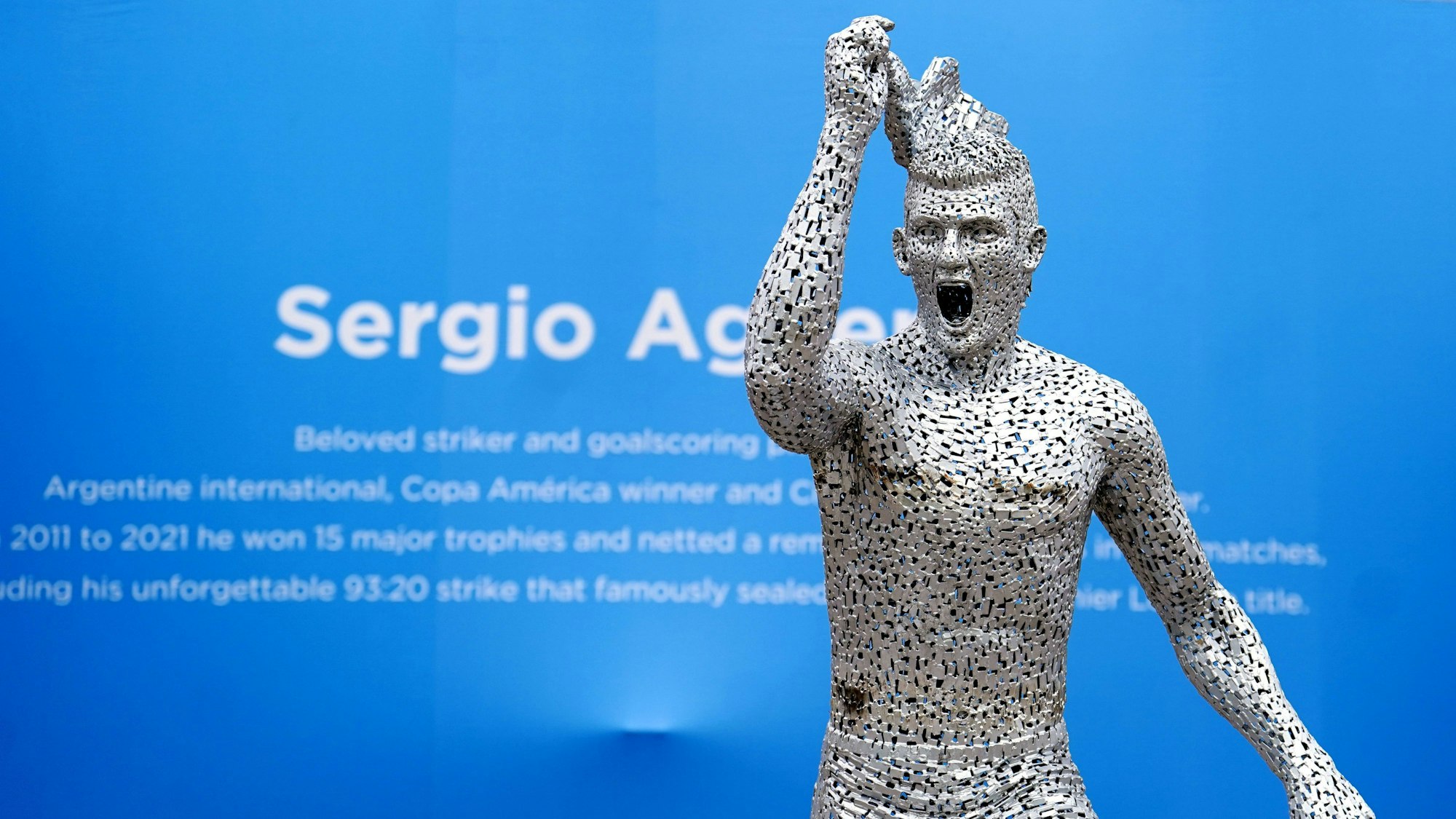 Eine Statue von Sergio Agüero vor dem Stadion von Manchester City. Viele Fans machten sich anschließend über die Ähnlichkeit zu Toni Kroos lustig