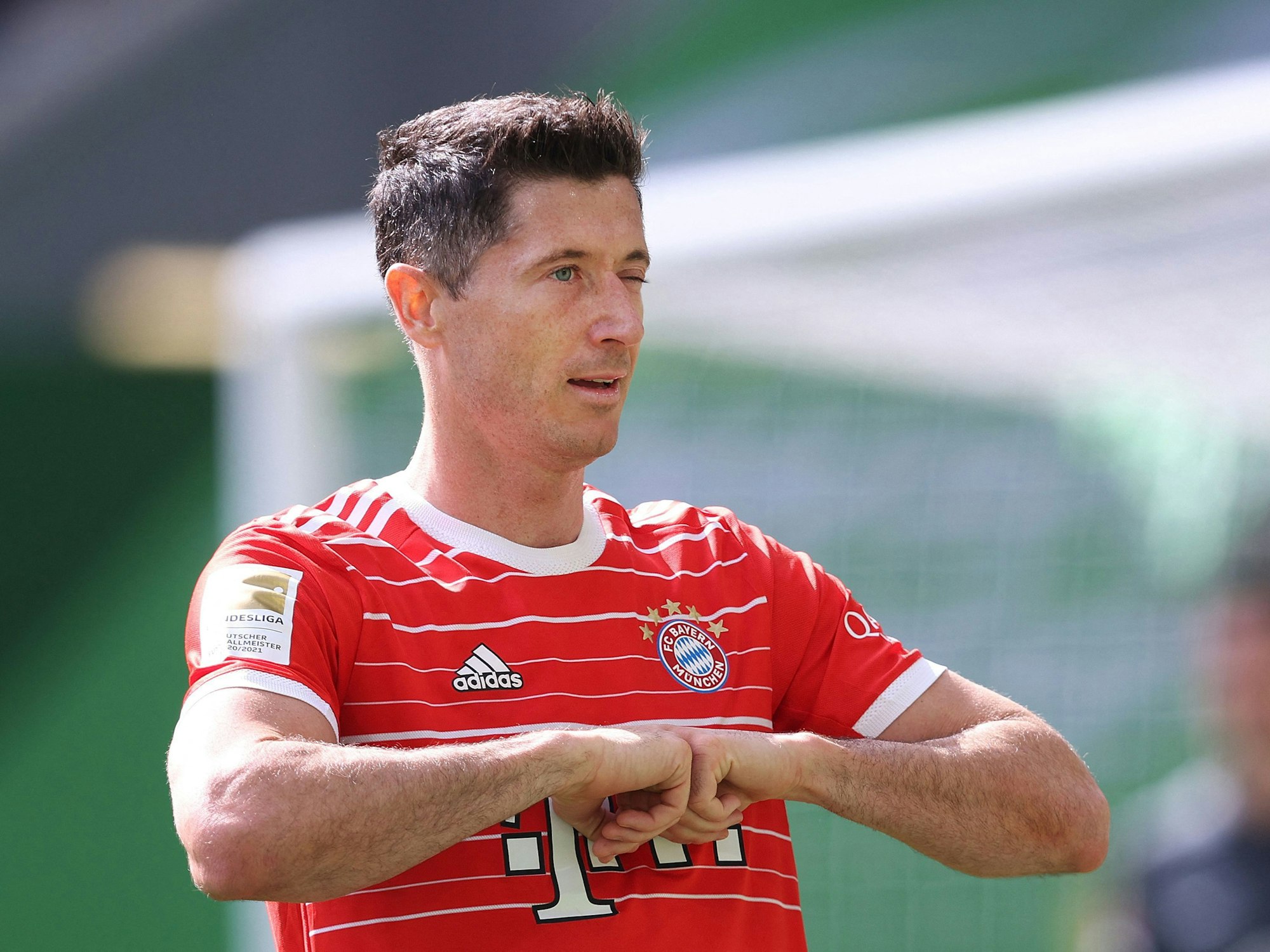 Bayern Münchens Robert Lewandowski feiert sein Tor in Wolfsburg.