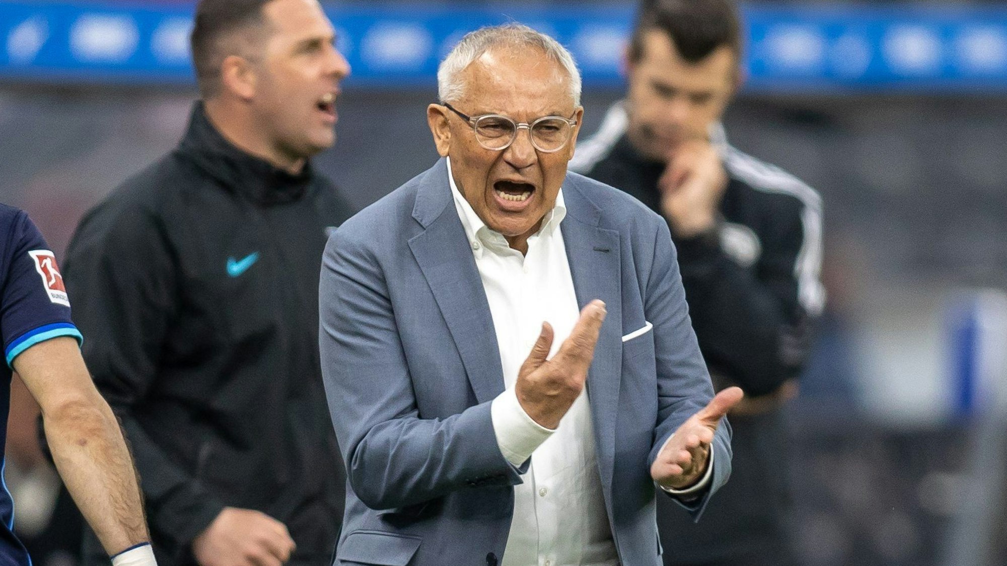 Felix Magath von Hertha BSC ruft seinem Team gestikulierend etwas zu.