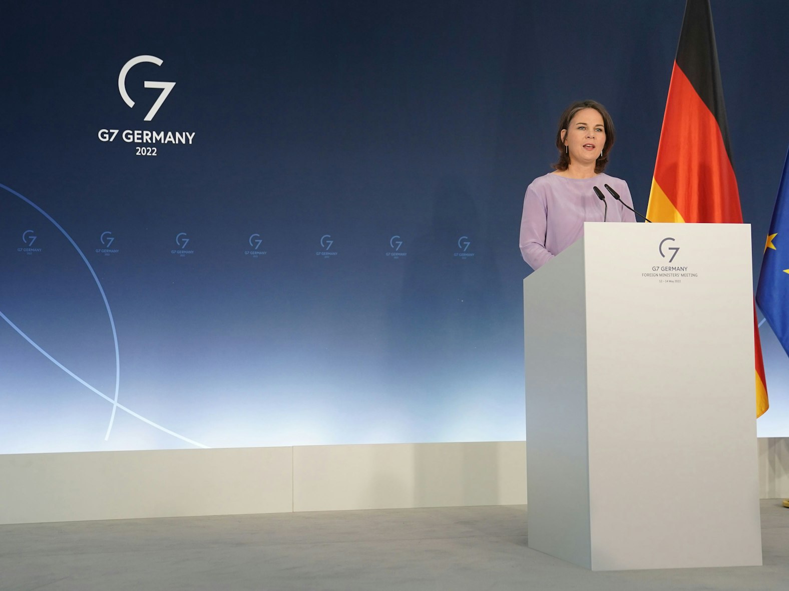 Annalena Baerbock steht beim G7-Treffen am 14. Mai 2022 am Rednerpult.