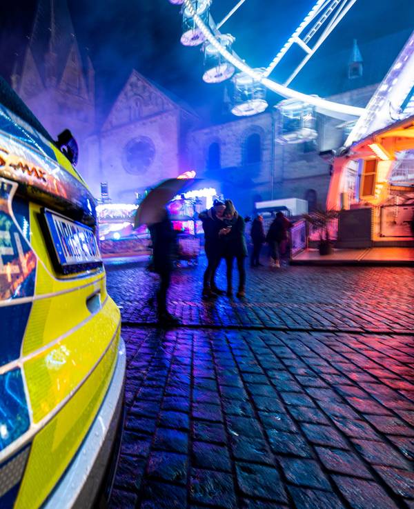 Ein Polizeiwagen steht auf der Allerheiligenkirmes in Soest.