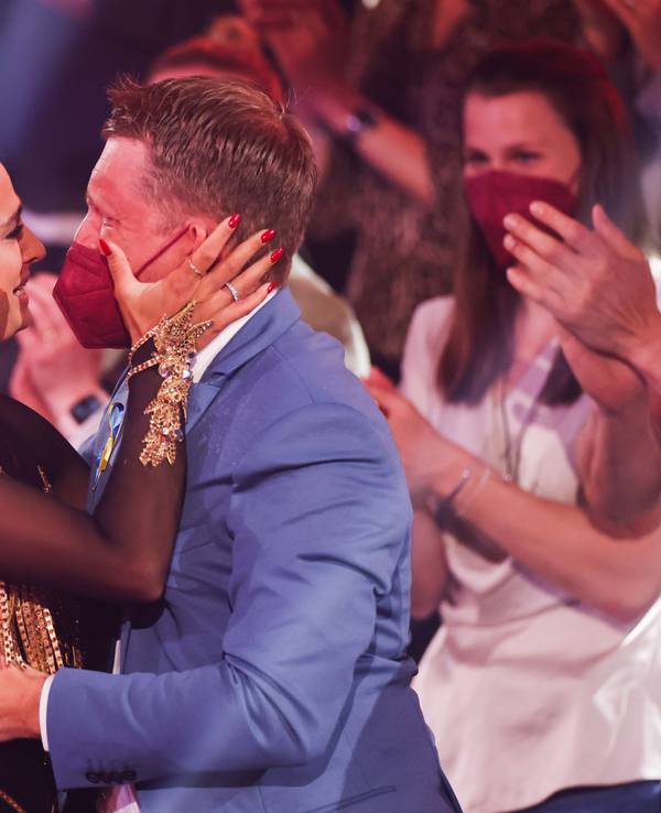 Amira Pocher und ihr Mann Oliver Pocher liegen sich nach ihrem Tanz weinend in den Armen in der RTL-Tanzshow "Let's Dance" im Coloneum am 29. April 2022.