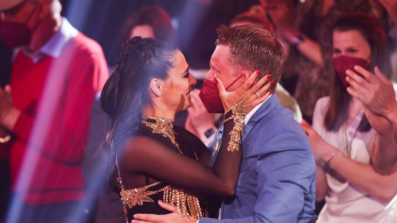 Amira Pocher und ihr Mann Oliver Pocher liegen sich nach ihrem Tanz weinend in den Armen in der RTL-Tanzshow "Let's Dance" im Coloneum am 29. April 2022.