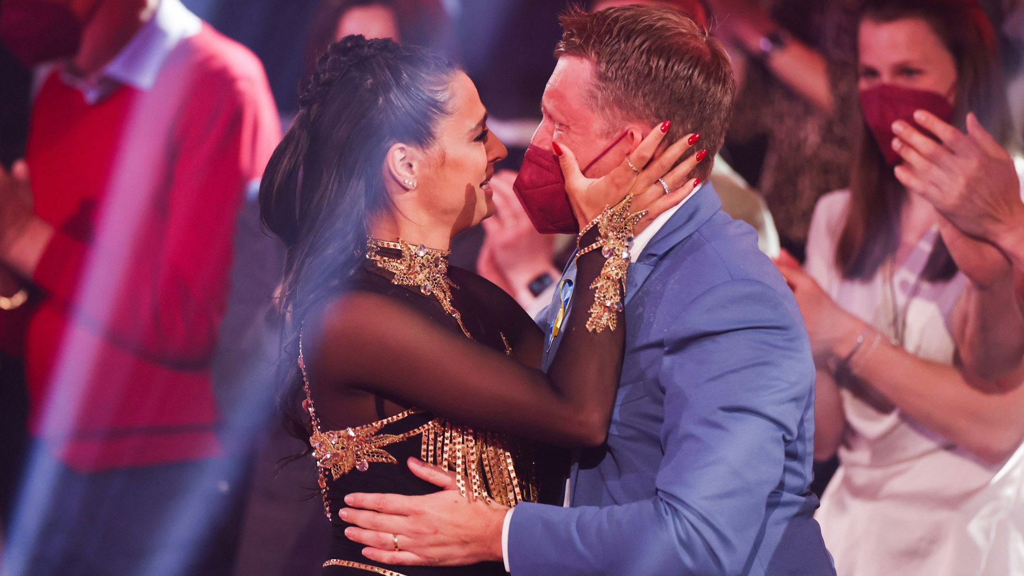 Amira Pocher und ihr Mann Oliver Pocher liegen sich nach ihrem Tanz weinend in den Armen in der RTL-Tanzshow "Let's Dance" im Coloneum am 29. April 2022.