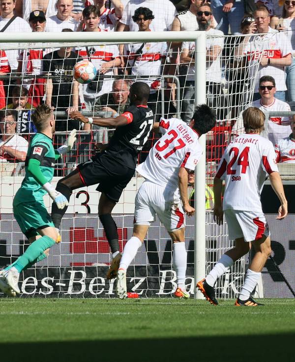 Anthony Modeste setzt sich im Stuttgarter Strafraum durch und trifft per Kopf.