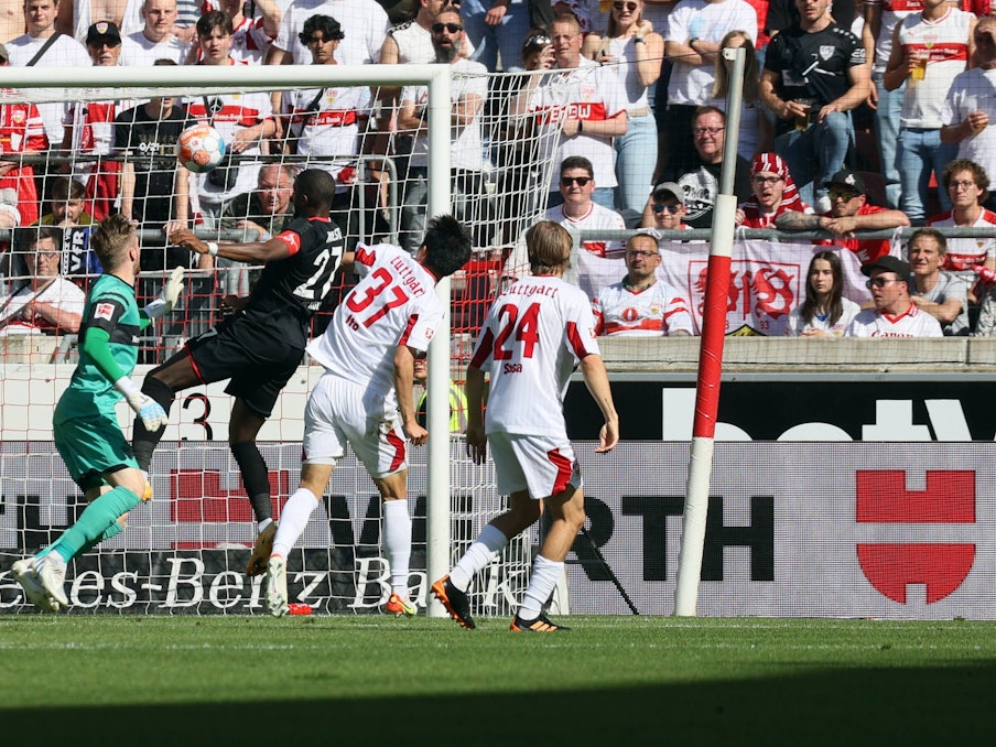 Anthony Modeste setzt sich im Stuttgarter Strafraum durch und trifft per Kopf.