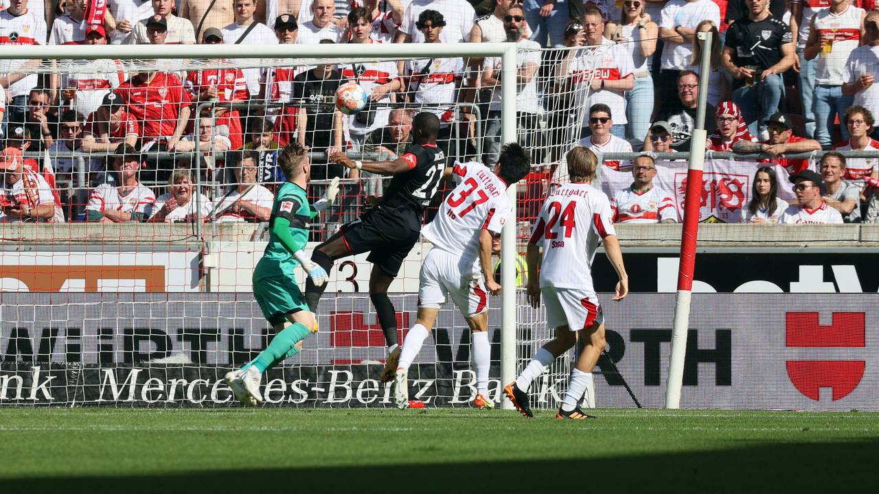 Anthony Modeste setzt sich im Stuttgarter Strafraum durch und trifft per Kopf.