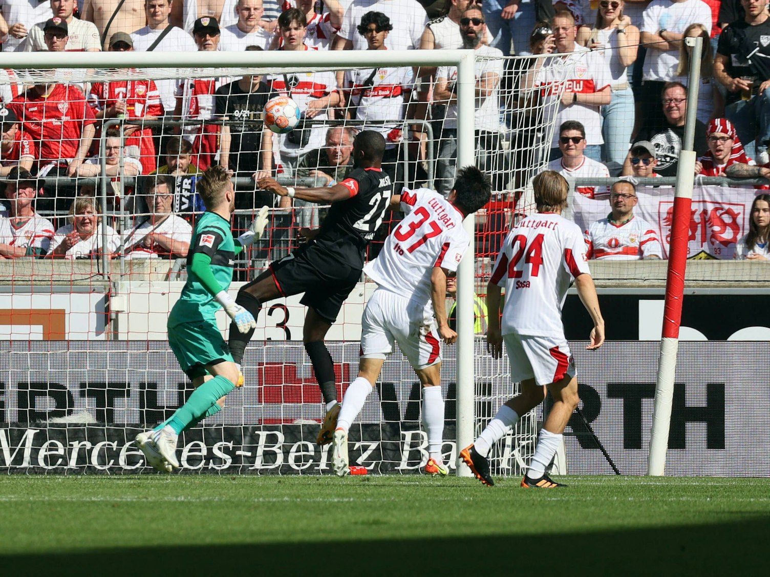 Anthony Modeste setzt sich im Stuttgarter Strafraum durch und trifft per Kopf.