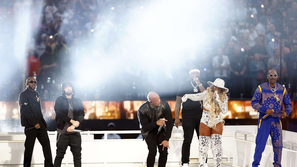 Kendrick Lamar, Eminem, Dr. Dre, 50 Cent, Mary J. Blige, und Snoop Dogg in der Halbzeit-Pause des Super Bowls 2022.