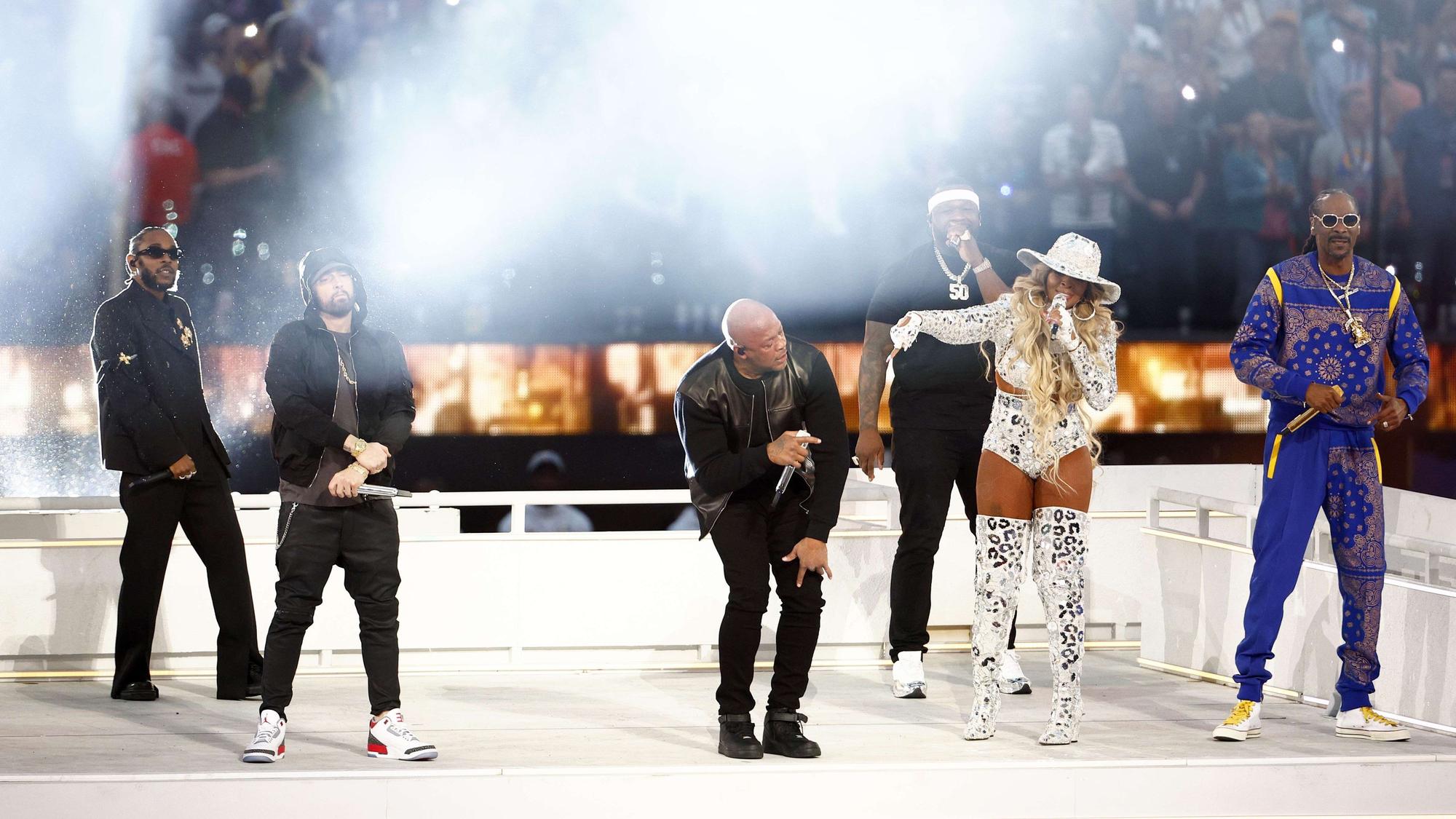 Kendrick Lamar, Eminem, Dr. Dre, 50 Cent, Mary J. Blige, und Snoop Dogg in der Halbzeit-Pause des Super Bowls 2022.
