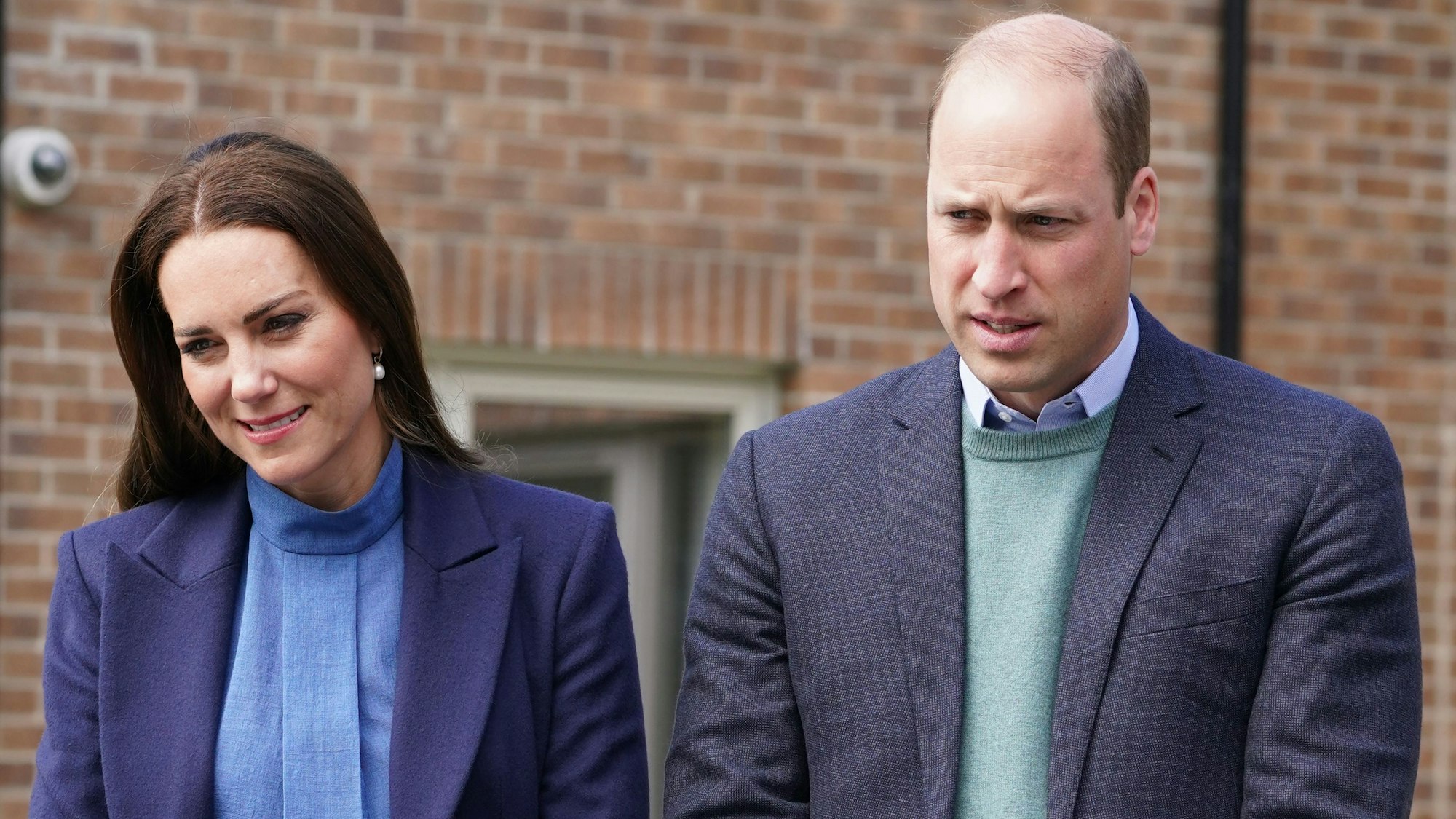 Prinz William, Herzog von Cambridge, und Kate, Herzogin von Cambridge, während eines Besuchs bei der Wheatley Group in Glasgow, um sich über die Herausforderungen der Obdachlosigkeit in Schottland zu informieren. +++ dpa-Bildfunk +++