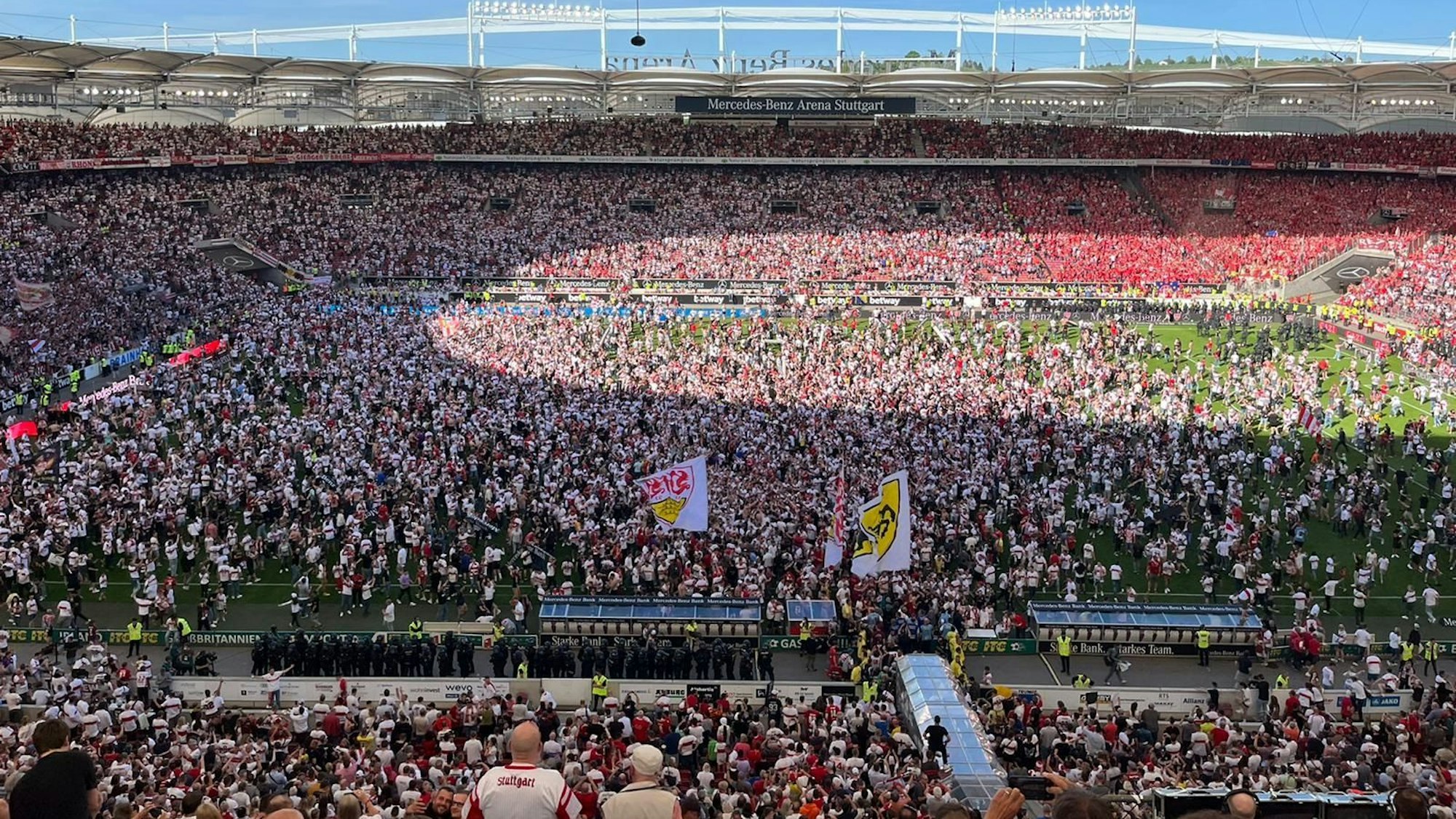 Fans des VfB Stuttgart feiern den Bundesliga-Klassenerhalt nach dem Sieg gegen den 1. FC Köln am Samstag mit einem Platzsturm.