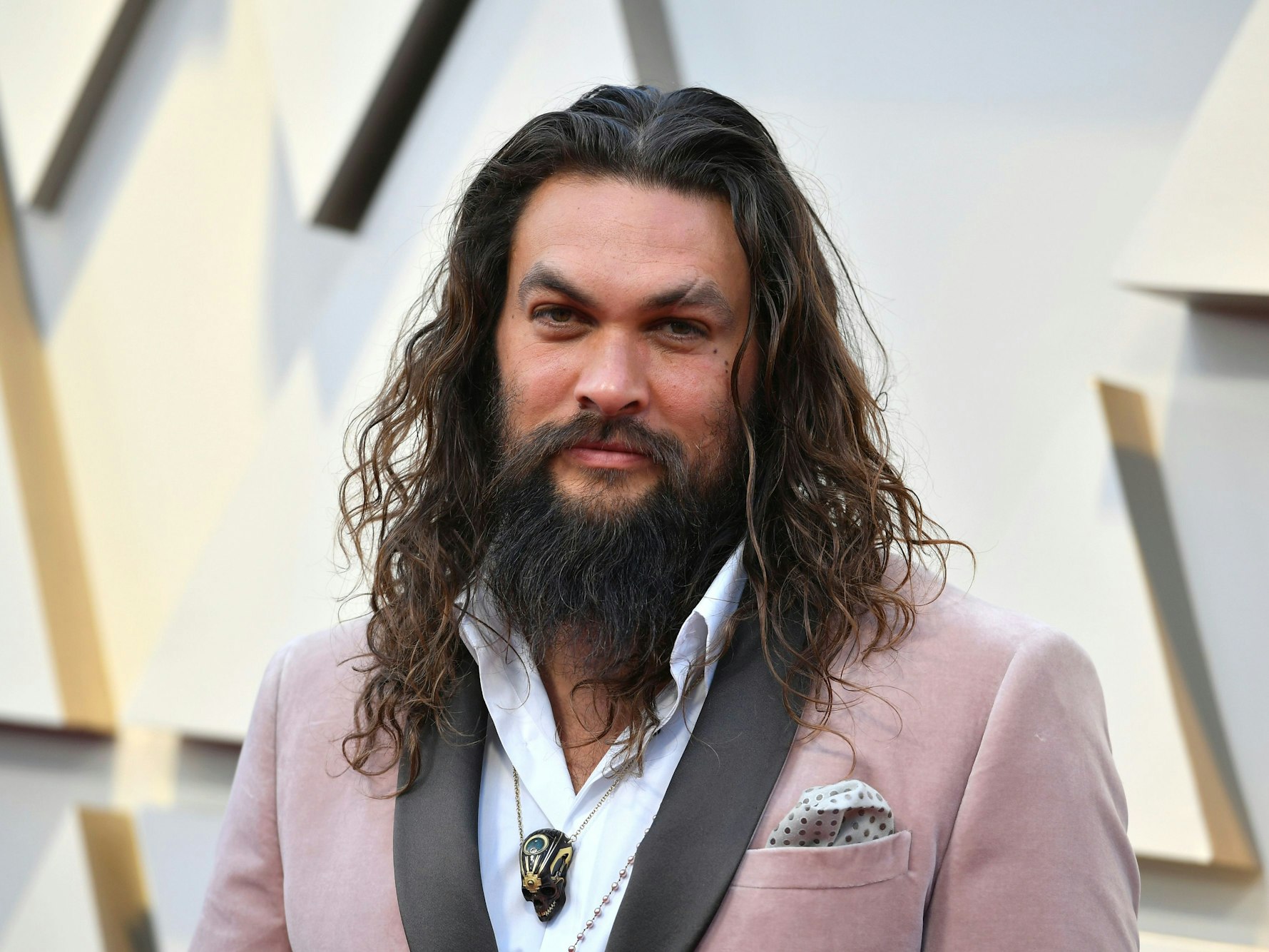 Schauspieler Jason Momoa am 24. Februar 2019 auf dem Roten Teppich vor der Oscar-Verleihung.