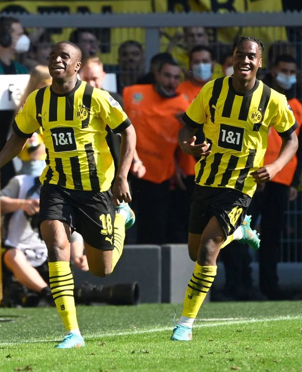 Dortmunds Youssoufa Moukoko und Jamie Bynoe-Gittens feiern.