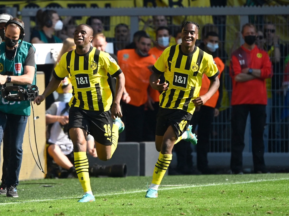 Dortmunds Youssoufa Moukoko und Jamie Bynoe-Gittens feiern.