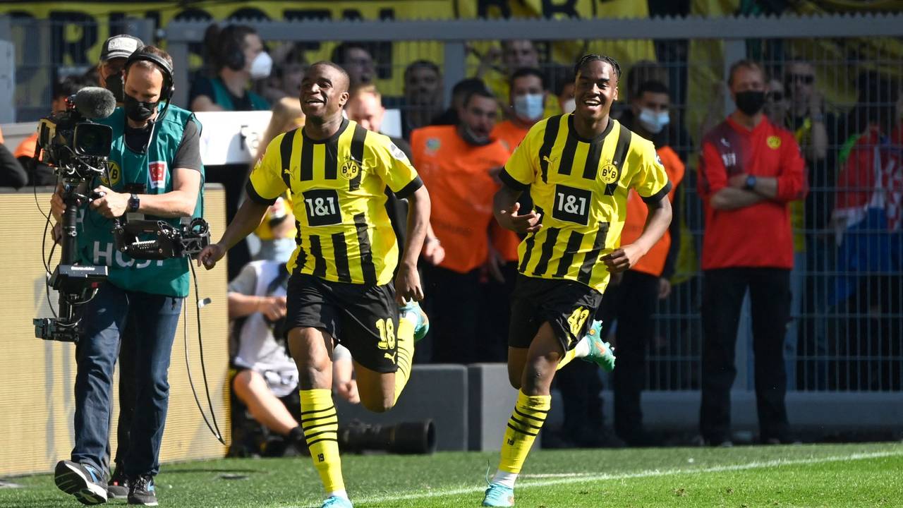 Dortmunds Youssoufa Moukoko und Jamie Bynoe-Gittens feiern.