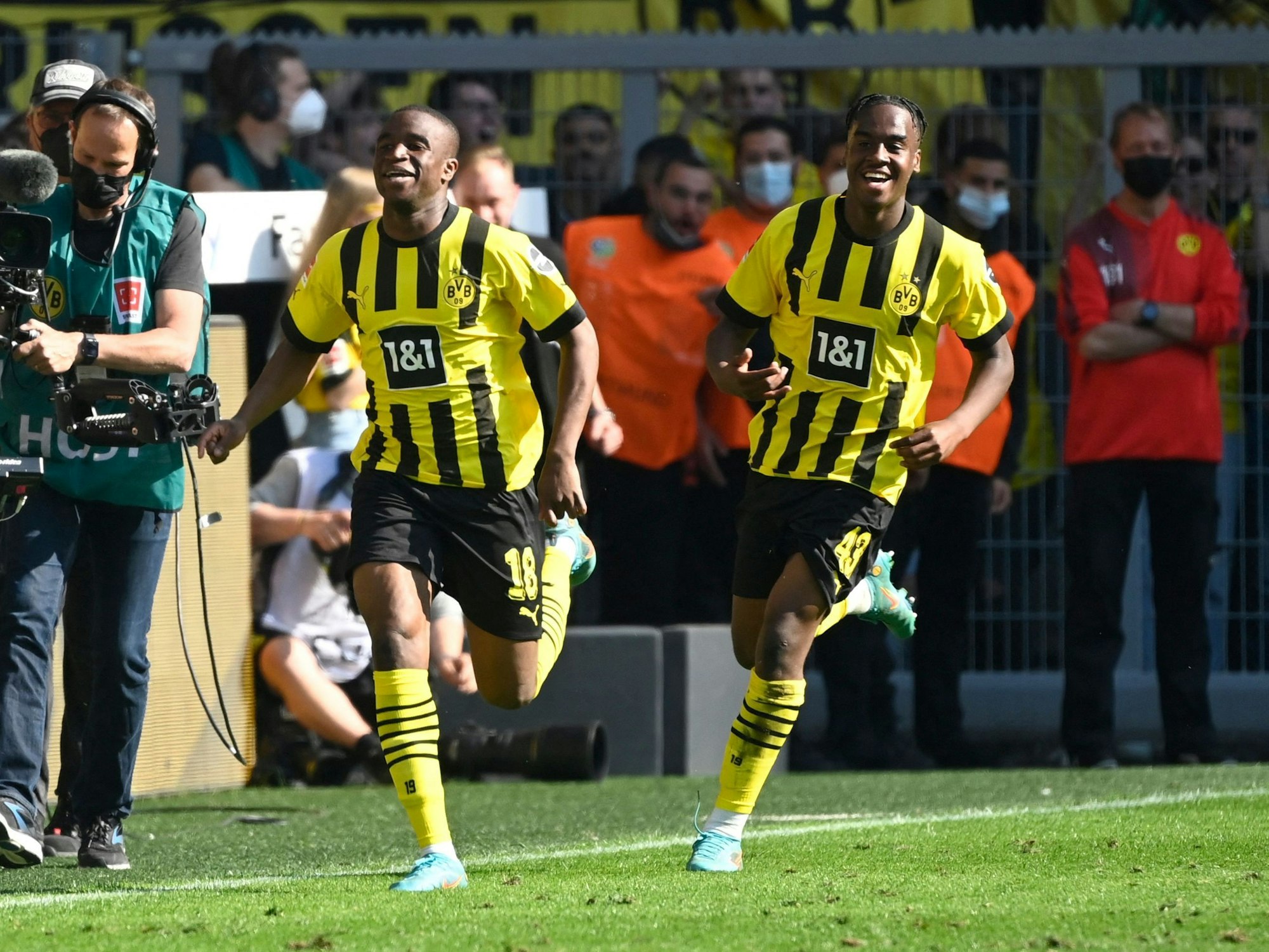 Dortmunds Youssoufa Moukoko und Jamie Bynoe-Gittens feiern.