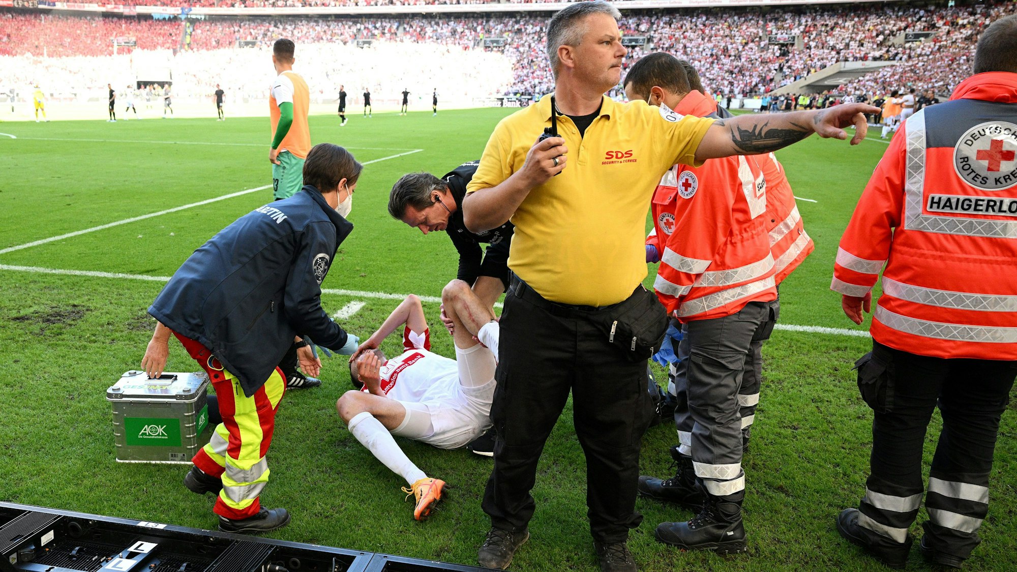 Sasa Kalajdzic wird nach seiner Verletzung durch den Fall einer LED-Bande beim Jubel behandelt.