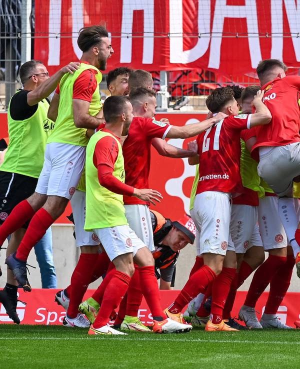 Jubel nach dem 2:0 durch Simon Engelmann für Rot-Weiss Essen.