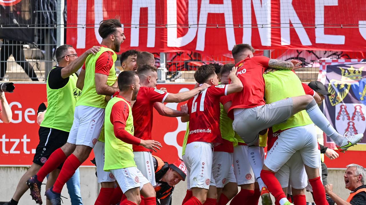Jubel nach dem 2:0 durch Simon Engelmann für Rot-Weiss Essen.