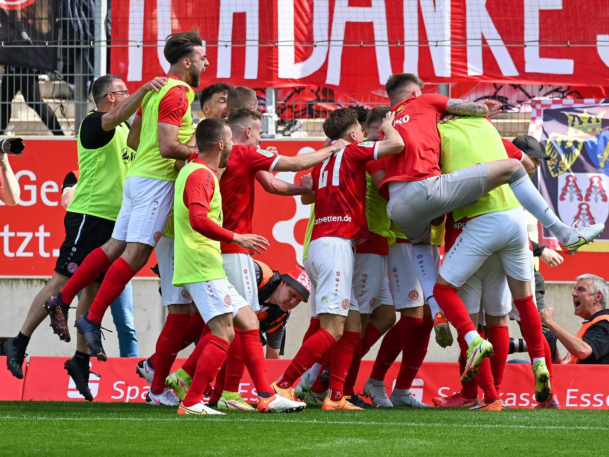 Jubel nach dem 2:0 durch Simon Engelmann für Rot-Weiss Essen.