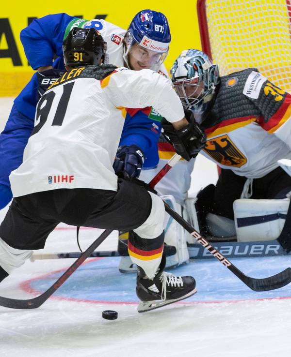 Pavol Regenda (M) aus der Slowakei, Verteidiger Moritz Müller (l) aus Deutschland und Torwart Philipp Grubauer (r) aus Deutschland in Aktion.