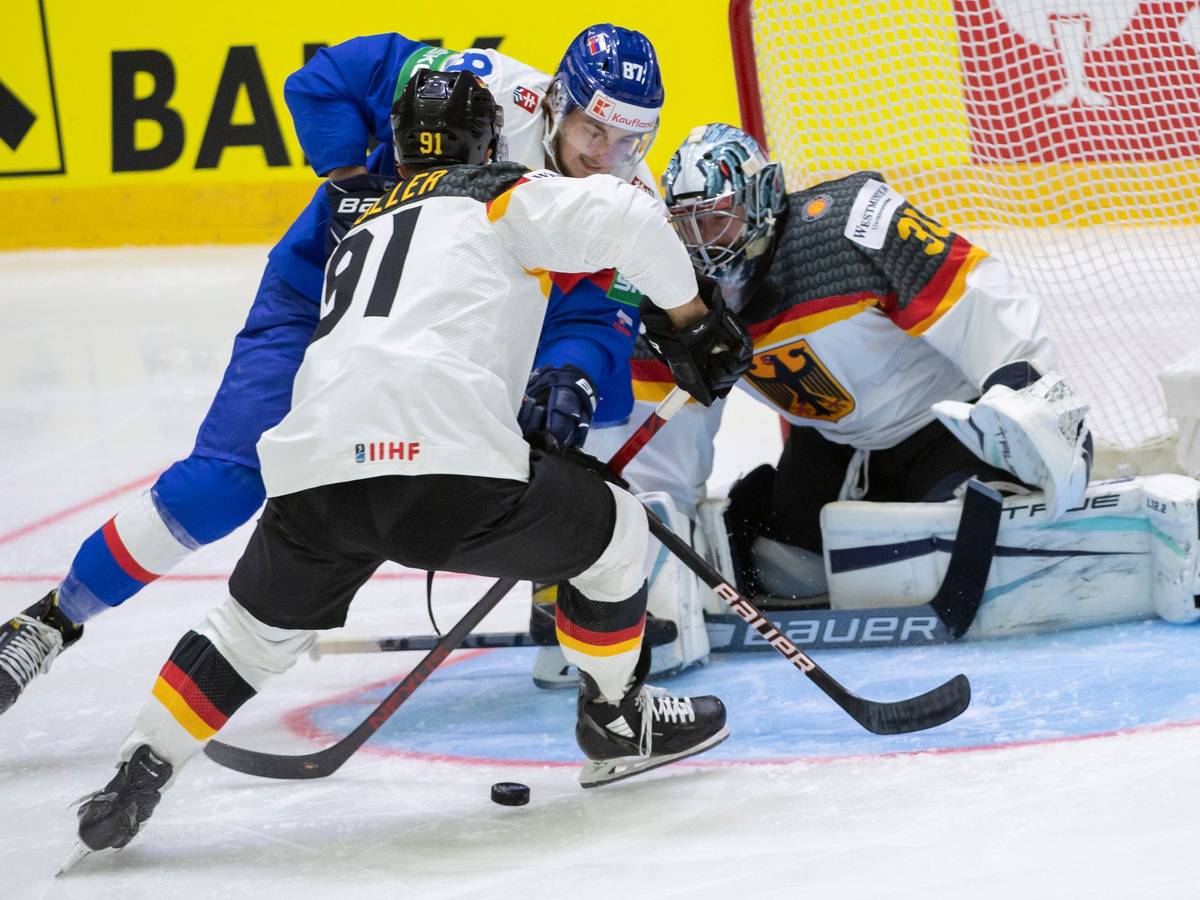 Pavol Regenda (M) aus der Slowakei, Verteidiger Moritz Müller (l) aus Deutschland und Torwart Philipp Grubauer (r) aus Deutschland in Aktion.