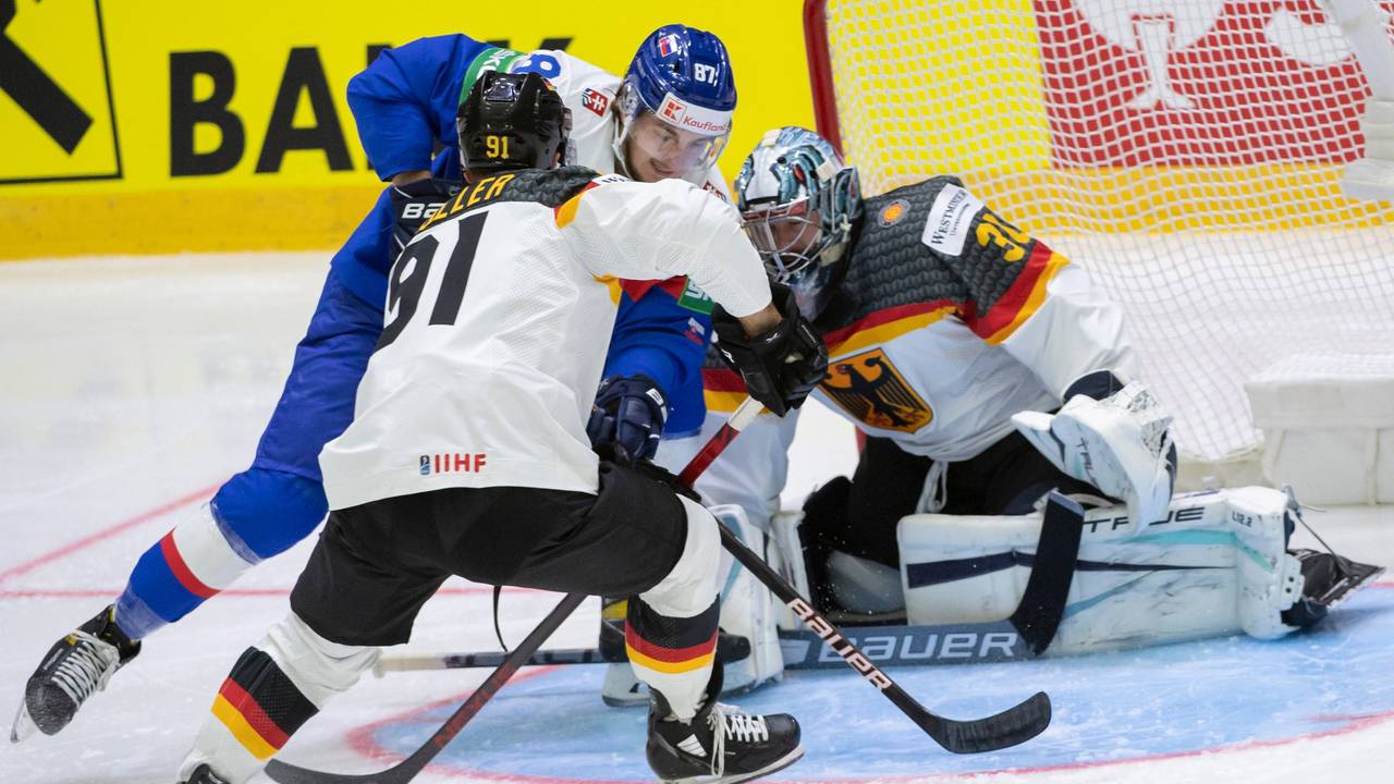 Pavol Regenda (M) aus der Slowakei, Verteidiger Moritz Müller (l) aus Deutschland und Torwart Philipp Grubauer (r) aus Deutschland in Aktion.