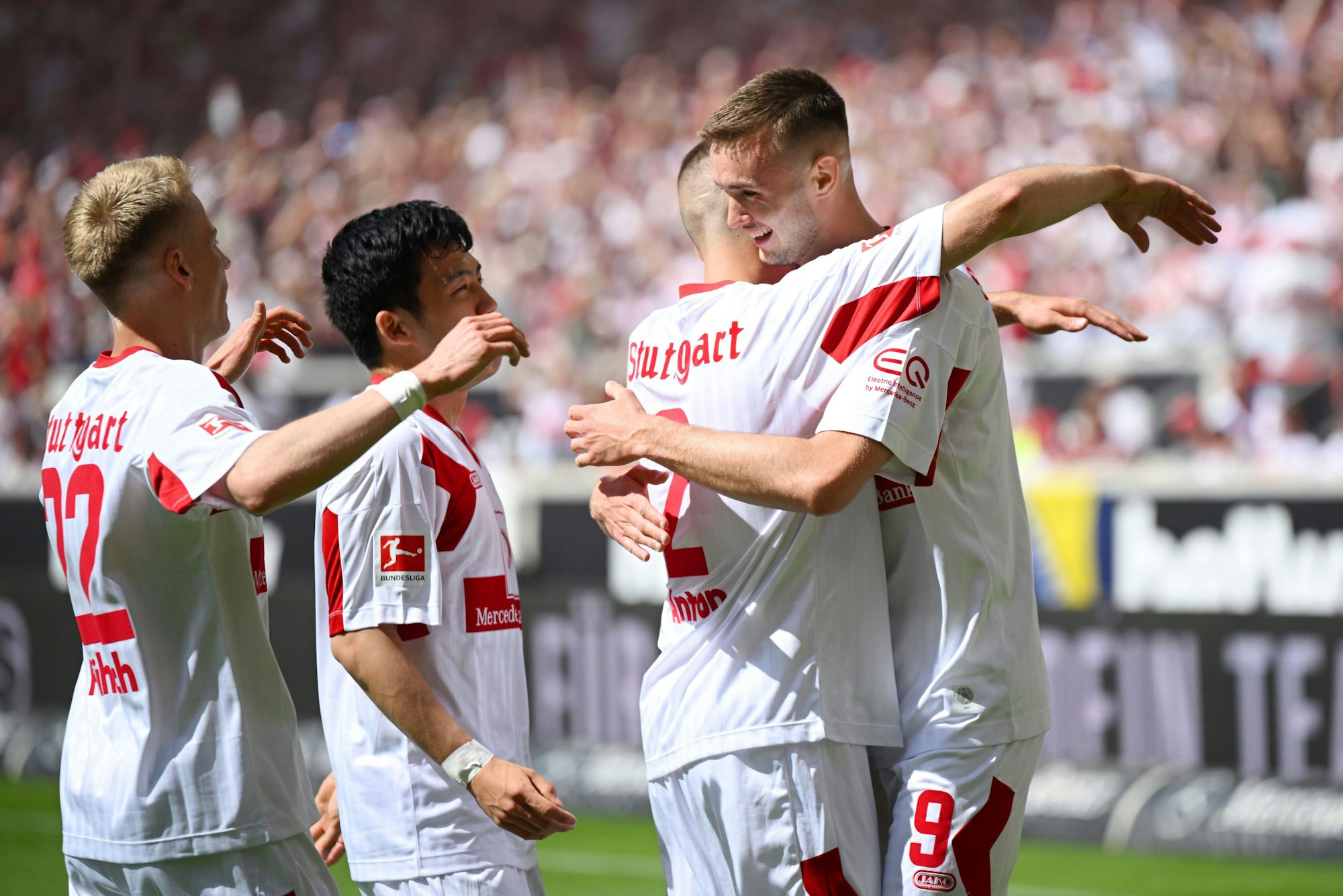 Der VfB Stuttgart feiert die Bundesliga-Rettung.