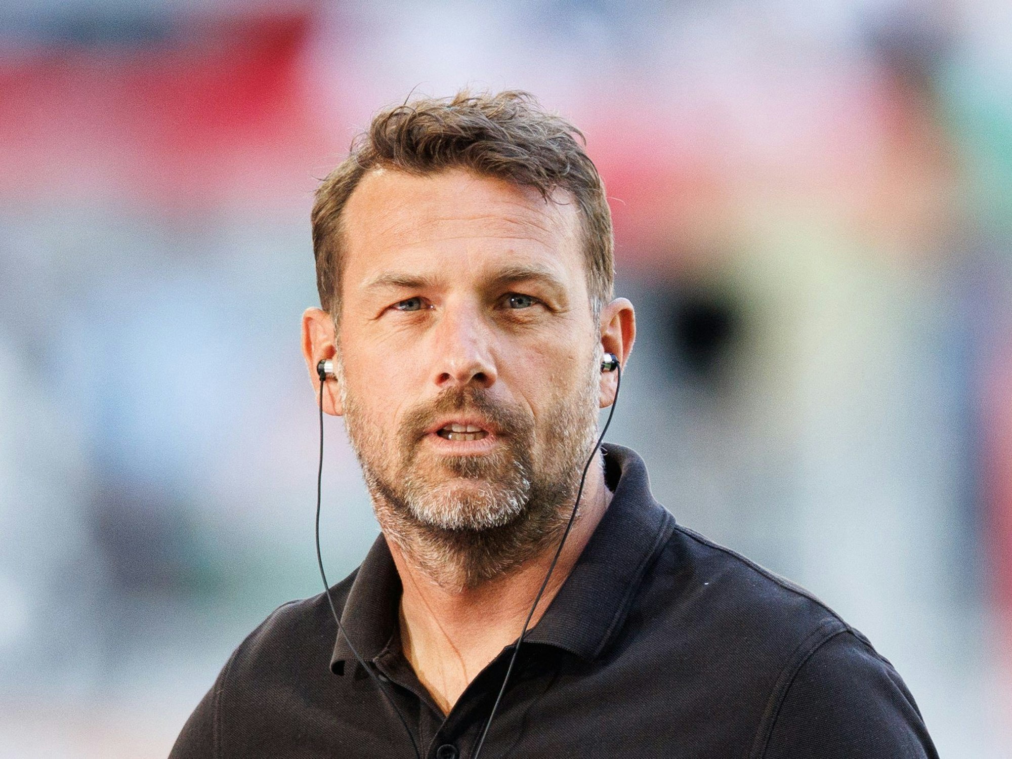 Trainer Markus Weinzierl von Augsburg gibt ein Interview.